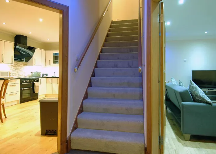 Spacious 3 Bed Townhouse With Parking