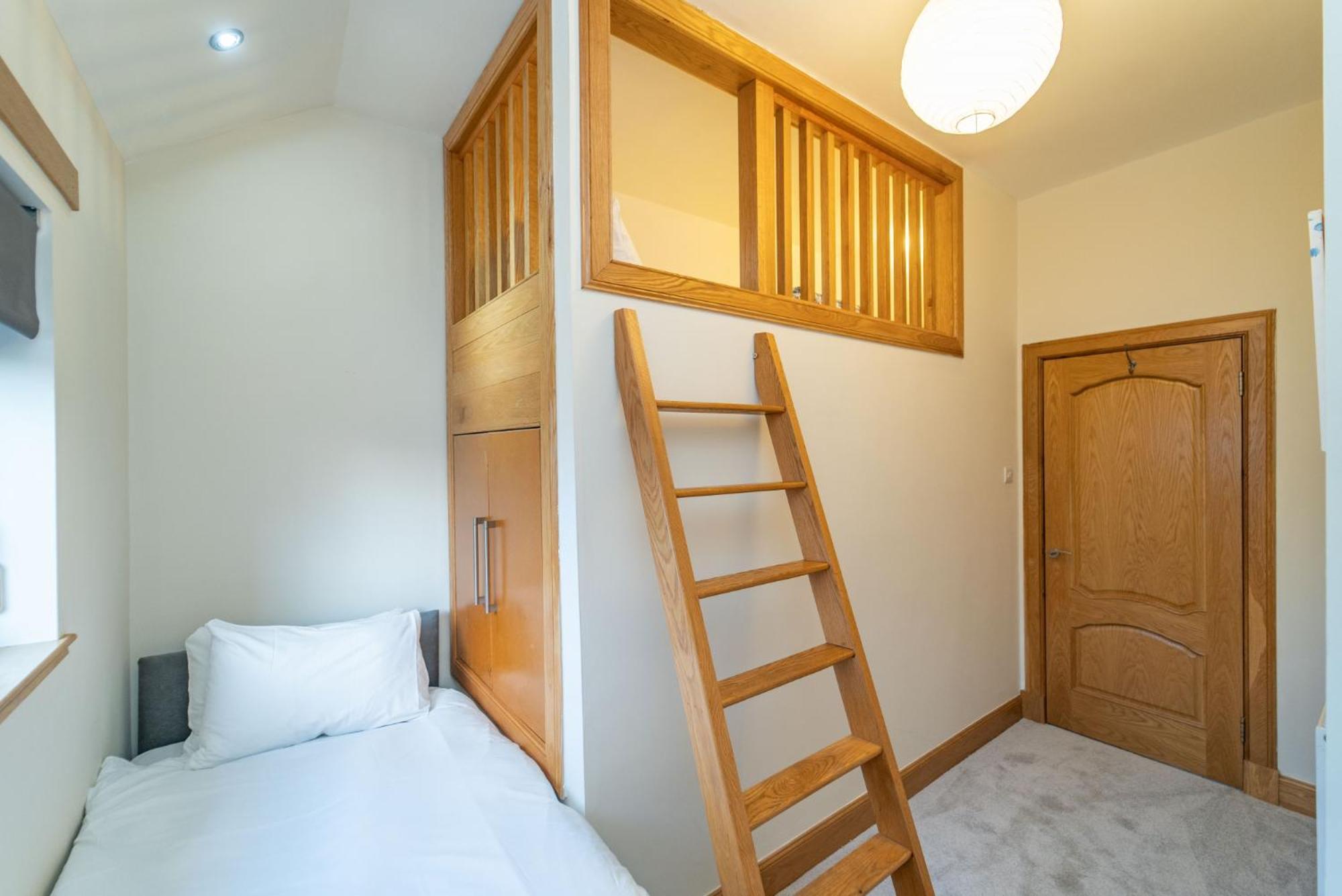 Spacious 3 Bed Townhouse With Parking Appartement *