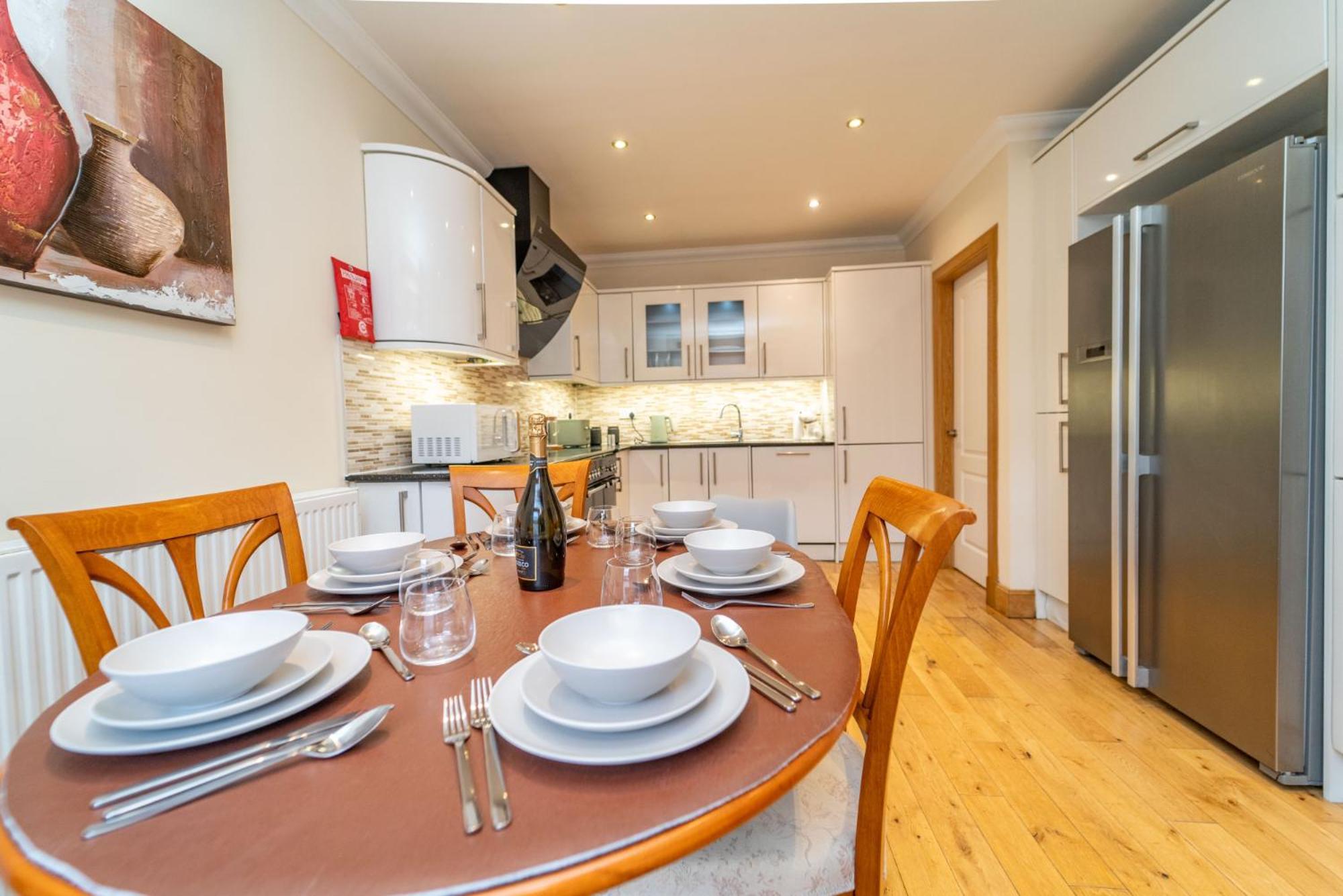 Appartement Spacious 3 Bed Townhouse With Parking