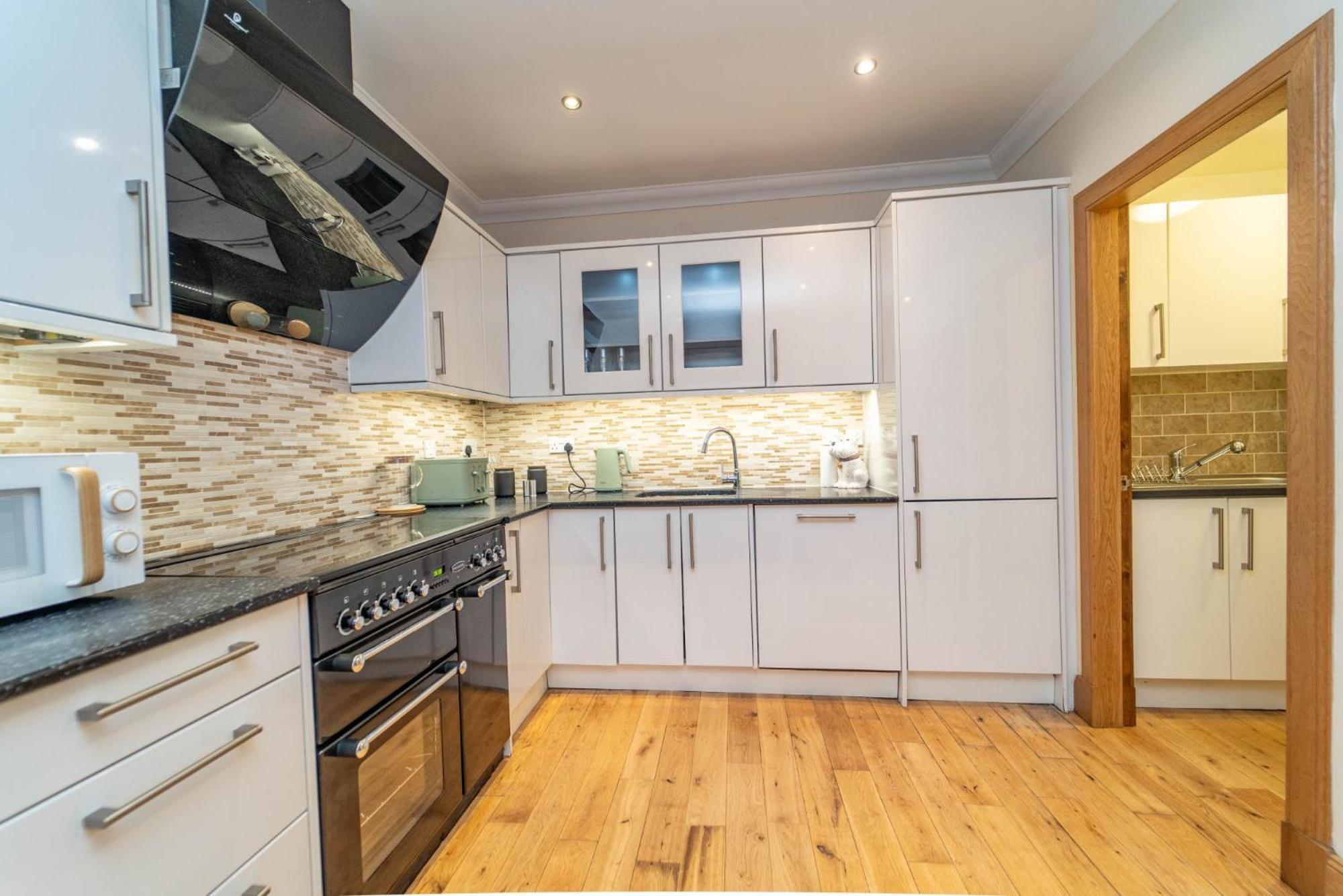 Appartement Spacious 3 Bed Townhouse With Parking *