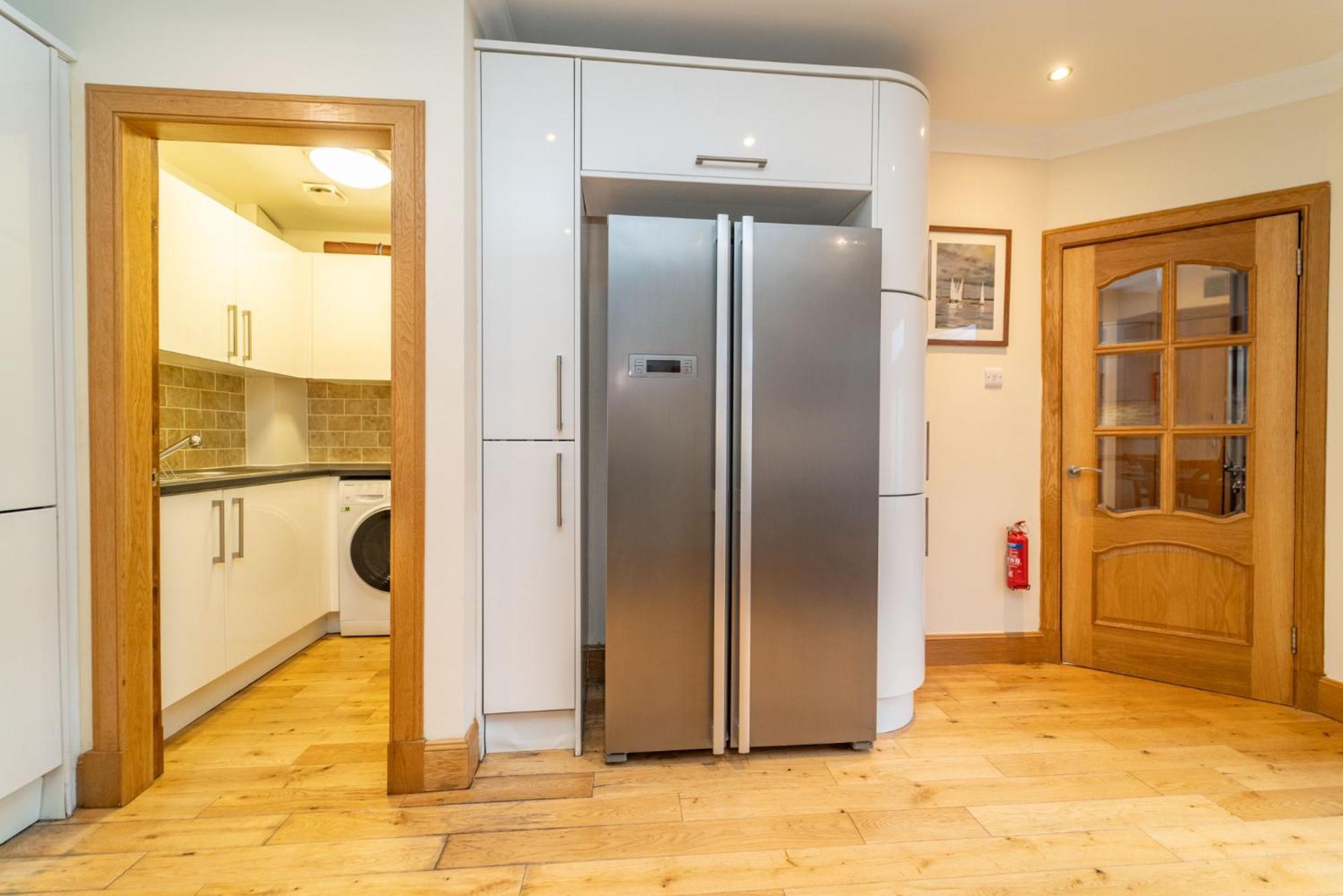 Spacious 3 Bed Townhouse With Parking Appartement *